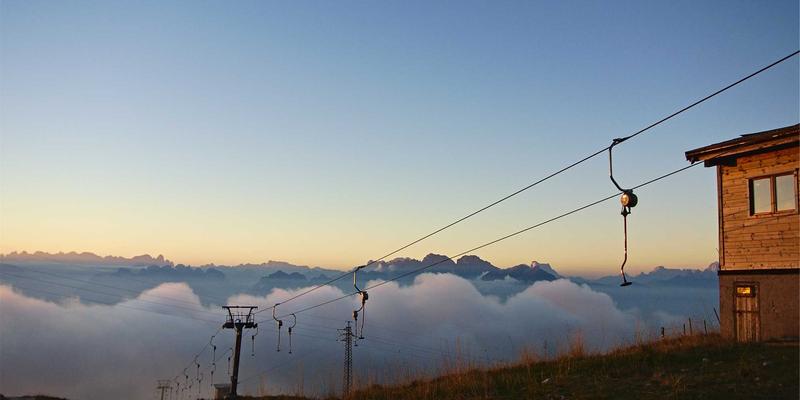 垂直搜索引擎深度解析：旅游、学术、购物领域的专业信息检索技术与索引算法